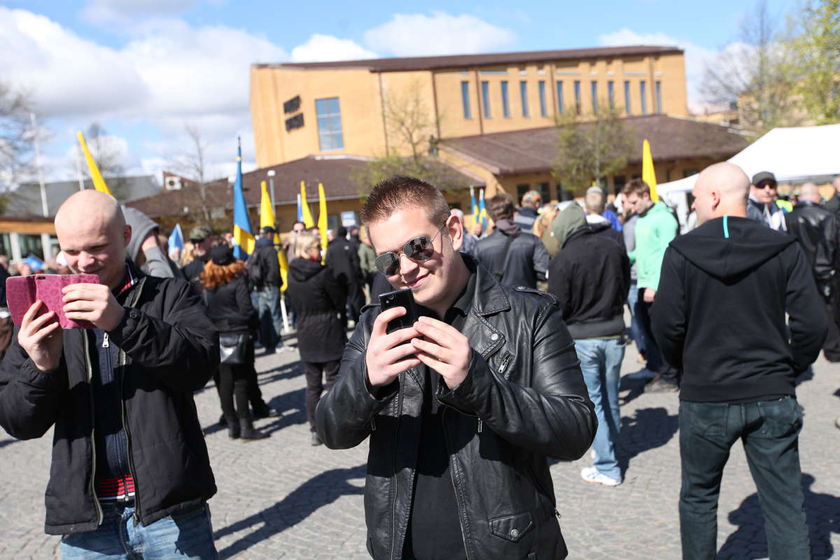 Här tar två personer från Svenskarnas parti kort på Nyheter24:s fotograf. Här tar två personer från Svenskarnas parti kort på Nyheter24:s fotograf.